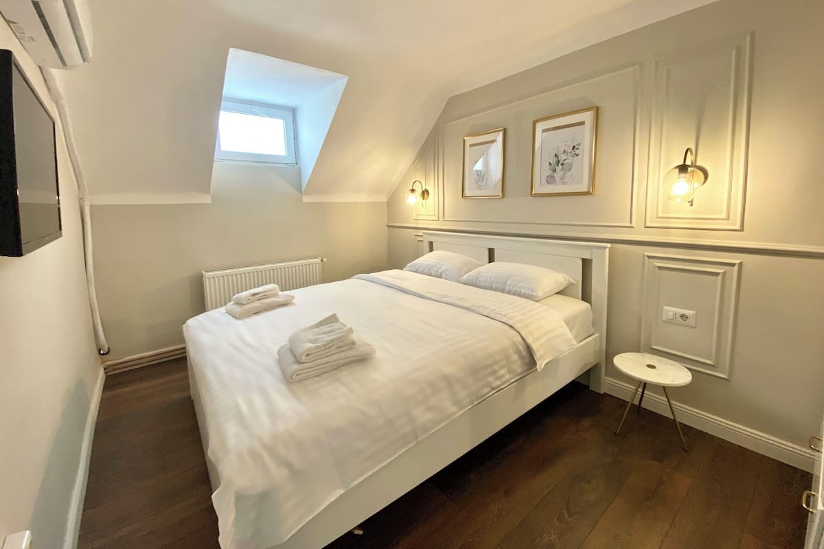 Deluxe Loft | Blackout curtains, iron/ironing board, free WiFi