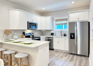 冷蔵庫、電子レンジ、オーブン、コンロ