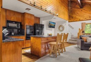 Fridge, microwave, coffee/tea maker, cookware/dishes/utensils - Rustic Cottage Snow Summit (Big Bear Lake)