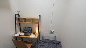 Basic Single Room | Desk, laptop workspace, WiFi (free)