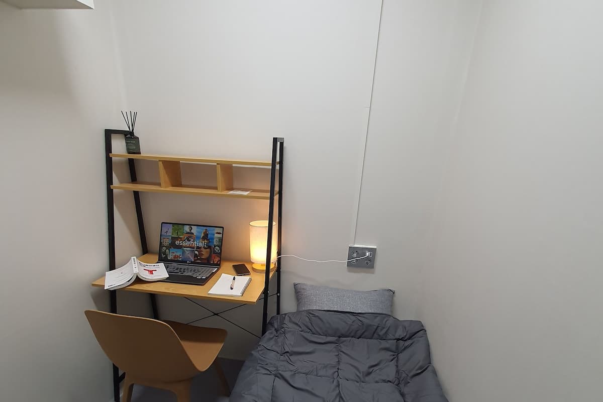 Basic Single Room | Desk, laptop workspace, WiFi (free)