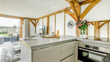 Lemari es, microwave, oven, dan kompor