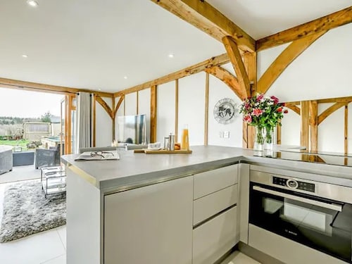 Tranquil Elm Lodge Escape in Canterbury