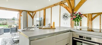 Tranquil Elm Lodge Escape in Canterbury