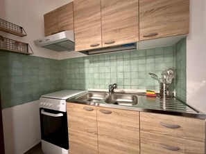 Kühlschrank, Herdplatte, Kochgeschirr/Geschirr/Besteck