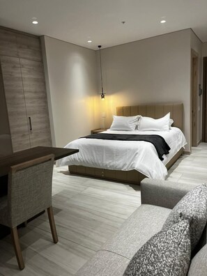 Signature Studio Suite | Premium bedding, down duvets, Select Comfort beds - Le Parc Residences (Quito)