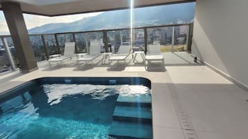 Utomhuspool och solstolar