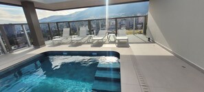 Outdoor pool, pool loungers - Le Parc Residences (Quito)