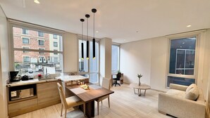 Premier Apartment, Kitchen, City View | Dining room - Le Parc Residences (Quito)