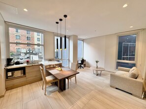 Premier Apartment, Kitchen, City View | Dining room - Le Parc Residences (Quito)