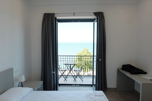 2 bedrooms, desk, WiFi, bed sheets