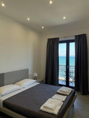 2 bedrooms, desk, WiFi, bed sheets - Like Lake Bisentina (Marta)