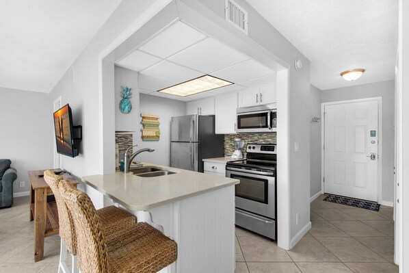 Refrigerador, microondas, horno y parrilla de estufa 