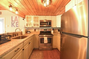 Køleskab, mikrobølgeovn, ovn, kogeplade