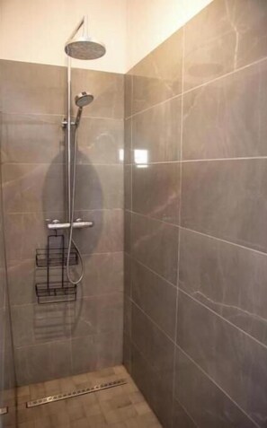 Een douche, een haardroger, handdoeken, zeep