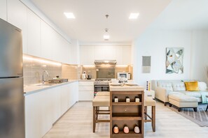 Kylskåp, mikrovågsugn, ugn och spishäll