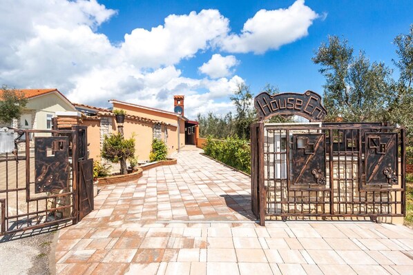 Property grounds - Industrial style house Eni with private Parking (Marcana)