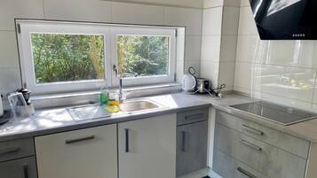 Kühlschrank, Mikrowelle, Ofen, Geschirrspüler