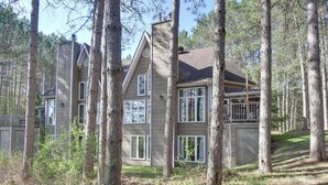 Unclassified image, 3 of 18, button - Red pine sanctuary with A/C (Mont-Tremblant)