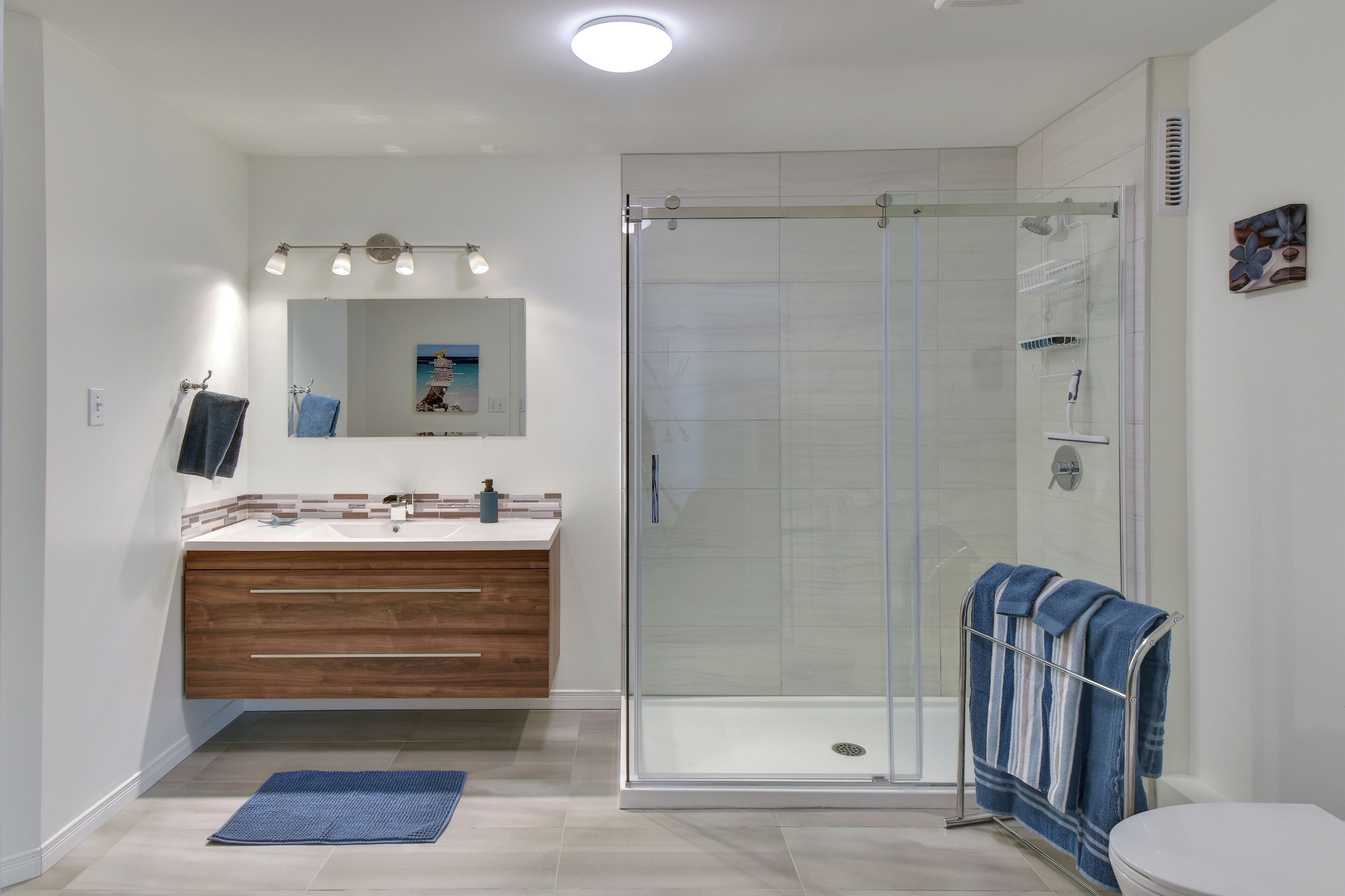 Douche, serviettes fournies, savon, shampooing