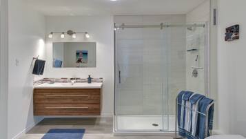 Douche, serviettes fournies, savon, shampooing