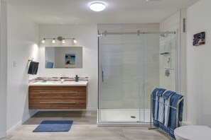 Een douche, handdoeken, zeep, shampoo