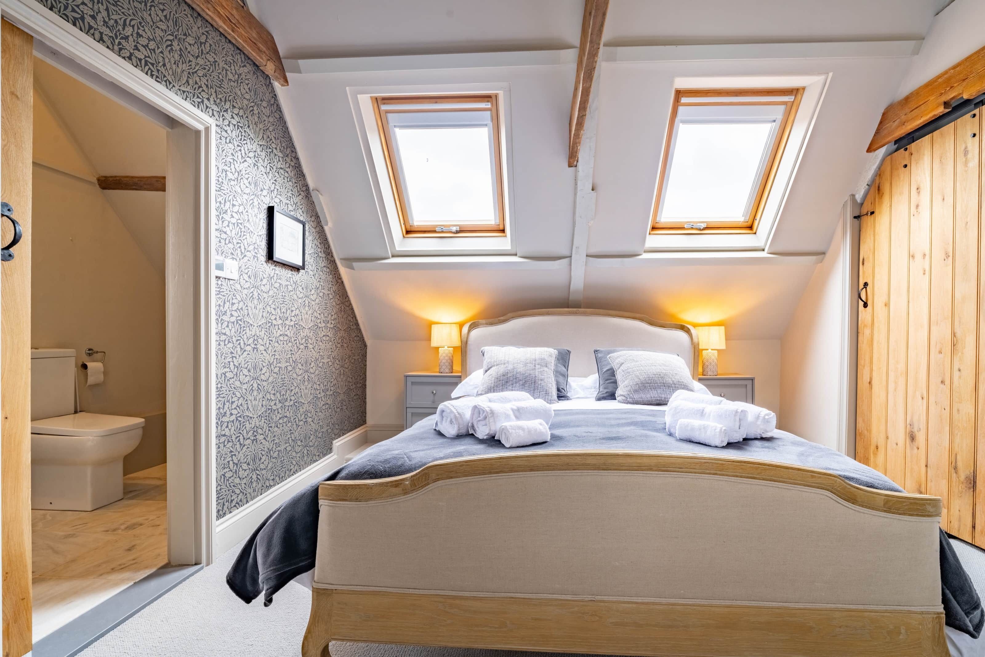 3 quartos, escrivaninha, ferros/tábuas de passar roupa, berço de viagem