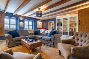 Smart-TV, Kamin, DVD-Player, Bücher