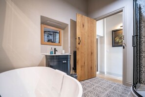 Douche, sèche-cheveux, serviettes fournies, savon