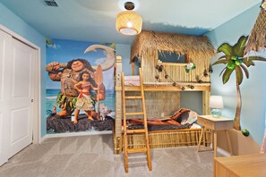 10 habitaciones, escritorio y tabla de planchar con plancha