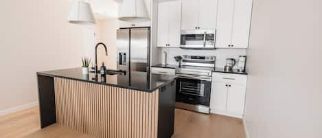 Refrigerador, microondas, horno, placa de cocina