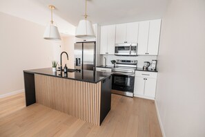 冷蔵庫、電子レンジ、オーブン、コンロ