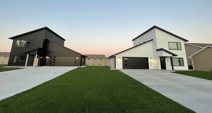 -The Cotton House- Modern, Clean, Close to MSU!