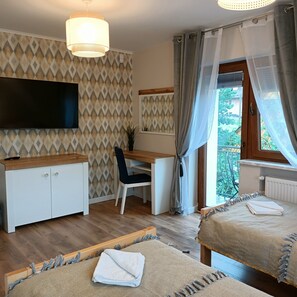 3 bedrooms, desk, free WiFi, bed sheets - Cozy 3-Bedroom Apartment for 5-6 guests with mountain views, with free parking (Zakopane)