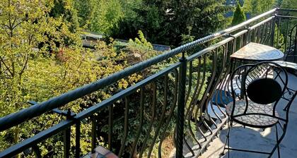 Cozy 3-Bedroom Apartment for 5-6 guests with mountain views, with free parking