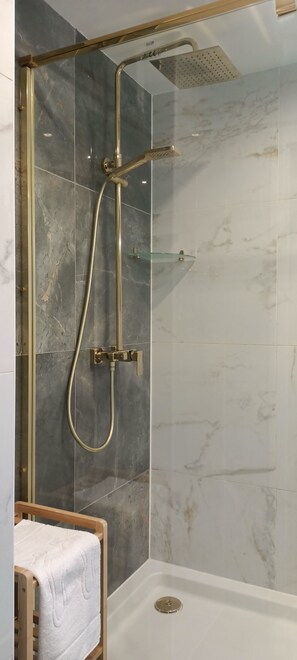 Dusche, Haartrockner, Handtücher, Seife