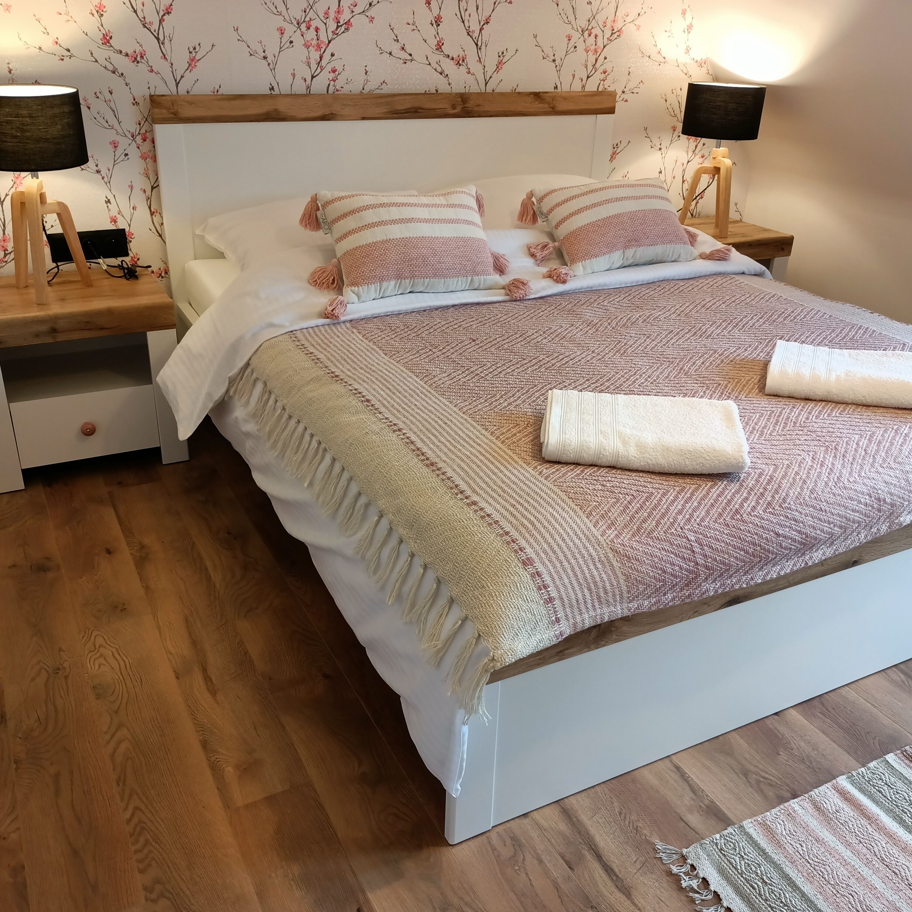 3 bedrooms, desk, WiFi (free), bed sheets