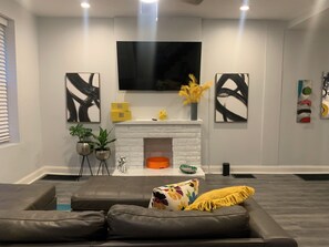 Smart TV - Urban Vivacious Family Home 8 Minutes from Downtown St. Louis! (St. Louis)