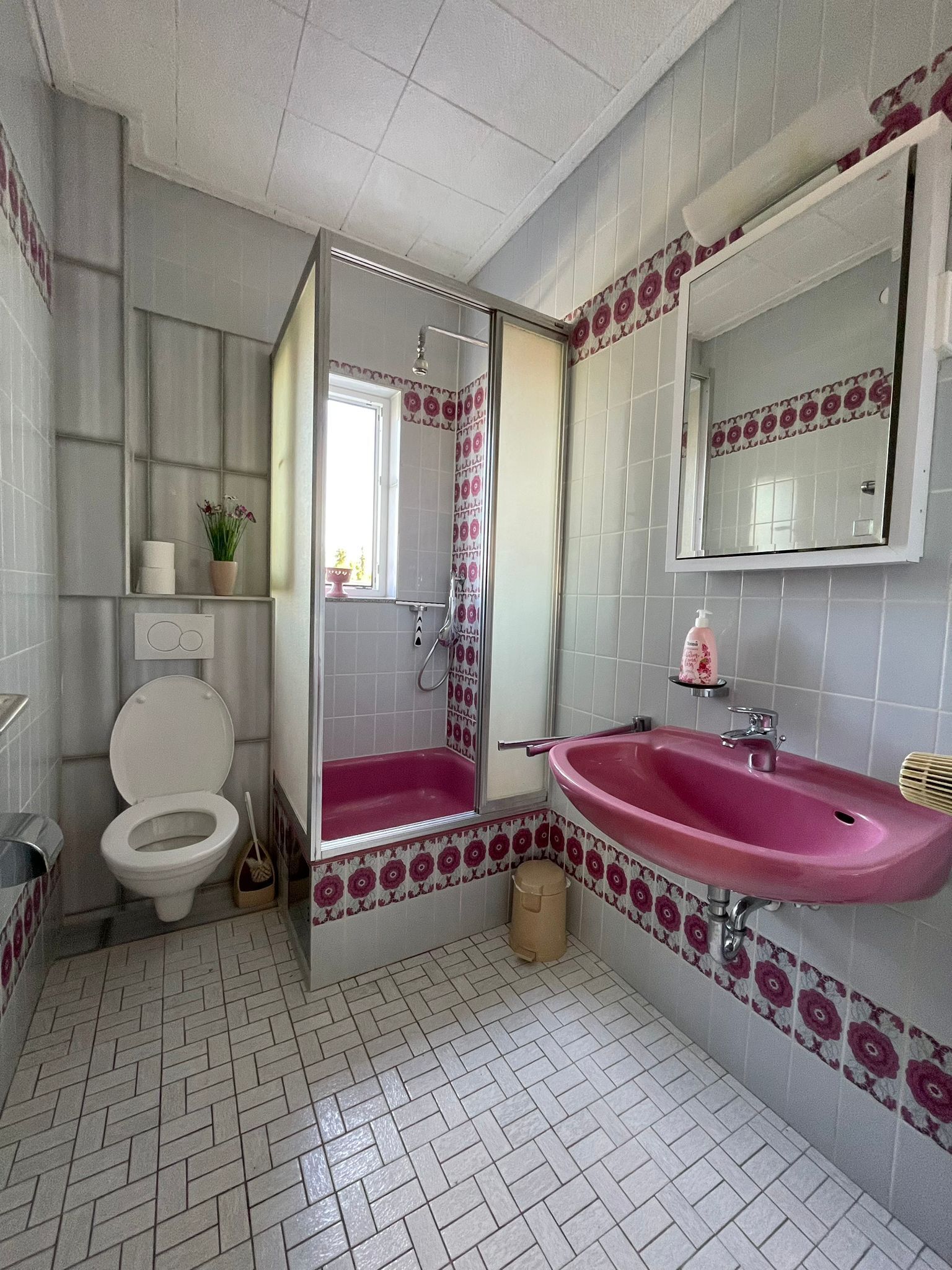 Hårtork, handdukar, tvål och schampo