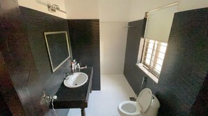 Villa | Badezimmer | Dusche, Handtücher