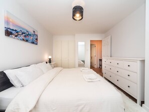 4 عدّة غرف نوم ومكواة/لوح كي وواي فاي مجانًا وملاءات أسرّة