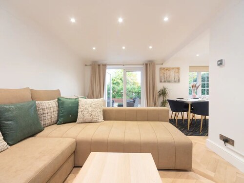 Gorgeous 4 BR House Near Station, mins to London - Pass the Keys