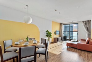 43-inch Smart TV with digital channels, Netflix, streaming services - S Lux Apartment Virgo Nha Trang (Nha Trang)