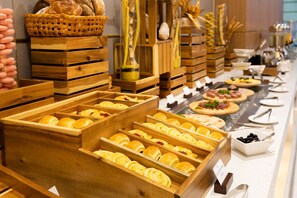 Daily buffet breakfast (VND 180000 per person)