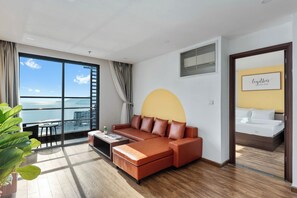 43-inch Smart TV with digital channels, Netflix, streaming services - S Lux Apartment Virgo Nha Trang (Nha Trang)