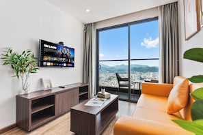 43-inch Smart TV with digital channels, Netflix, streaming services - S Lux Apartment Virgo Nha Trang (Nha Trang)