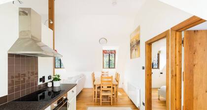 Pass the Keys | Sicca Lodge, Wyre Lane, CV37 8RQ · 1Bed with Sun Terrace & Parking, Long Marston