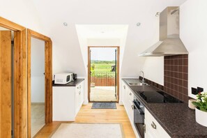 Geladeira, micro-ondas, fogão, torradeira