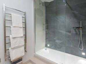 Een douche, een haardroger, handdoeken