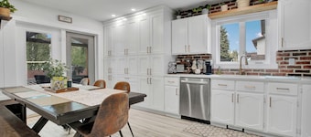 Gather in Saskatoon - Hot Tub 85" TV, Deck, Bbq, Trampoline, Games Room, 5Bdrm